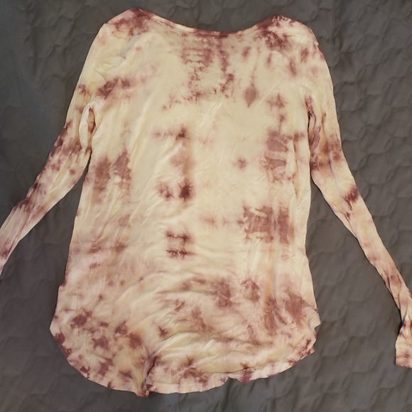 Two long sleeved shirts. Size XS/SM - Picture 2 of 7